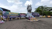 Semua Turut Berduka, Patung Singa Stadion Kanjuruhan Dipenuhi Bunga