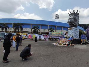 Bunga Ucapan Duka Tragedi Kanjuruhan Melingkari Patung Singa Stadion