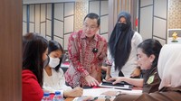 Putri Candrawathi setelah melepaskan baju tahanan polisi berwarna oranye saat pelimpahan perkara Ferdy Sambo dkk ke Kejagung. Foto: Dok. Kejagung