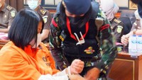 Putri Candrawathi melepaskan baju tahanan polisi berwarna oranye saat pelimpahan perkara Ferdy Sambo dkk ke Kejagung. Foto: Dok. Kejagung