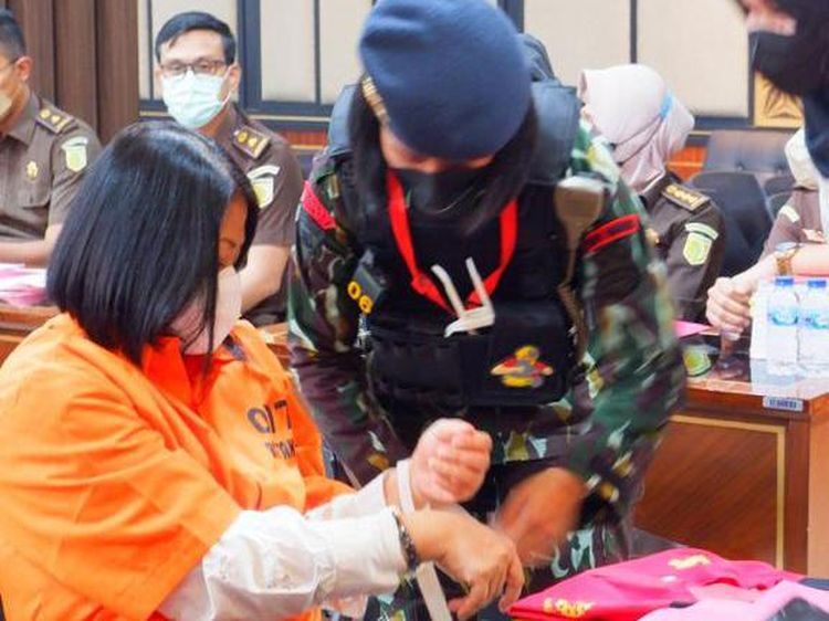 Momen Istri Ferdy Sambo Diserahkan ke Kejaksaan Agung