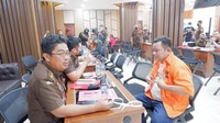 Sambo dkk tiba di Kejagung dibawa dengan mobil kendaraan taktis Brimob. Kuat Maruf yang jadi tersangka dalam kasus ini juga dilimpahkan ke Jaksa.