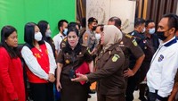 Putri Candrawathi setelah mengenakan baju tahanan Kejaksaan rompi berwarna merah saat pelimpahan perkara Ferdy Sambo dkk ke Kejagung. Foto: Dok. Kejagung.