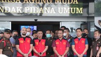 Kompol Baiquni Wibowo (rompi tahanan 100), Kompol Chuck Putranto (rompi tahanan 18), AKP Irfan Widyanto (rompi tahanan 45) dan AKBP Arif Rahman Arifin (rompi tahanan 10) juga diserahkan ke Jaksa. (Foto: dok. Kejagung)