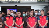 Para tersangka itu diserahkan Polri ke jaksa di Gedung Kejagung, Jakarta Selatan, Rabu (5/10/2022). (Foto: dok. Kejagung)