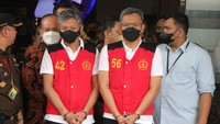 Brigjen Hendra Kurniawan (rompi tahanan nomor 42) dan Kombes Agus Nurpatria (rompi tahanan nomor 56) juga telah diserahkan ke jaksa.  (Foto: dok. Kejagung)