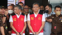 Keduanya tampak menggunakan rompi tahanan Kejagung berwarna merah sebelum dibawa kembali ke rutan. (Foto: dok. Kejagung)