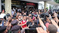 Para tersangka diperlihatkan ke publik sebelum dibawa kembali ke rutan.  (Foto: dok. Kejagung)