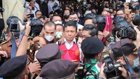 Ferdy Sambo tampak menggunakan rompi tahanan warna merah. (Foto: dok. Kejagung)