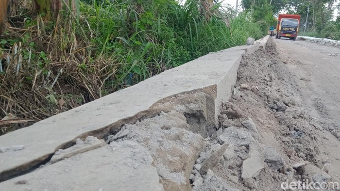 Penampakan talut proyek jalan di Kecamatan Jatinom Klaten, Rabu (5/10/2022).