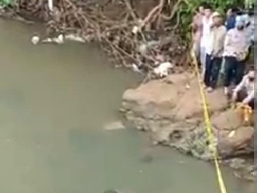 Kondisi orok perempuan membusuk yang tersangkut bebatuan di Sungai Iting, Desa Kuripan, Lombok Barat sebelum dievakuasi