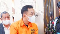 Setelah pelimpahan perkara, para tersangka meninggalkan Kejagung. Mereka juga dikawal ketat oleh Brimob dan TNI.