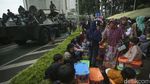 Peringati HUT ke-77, TNI Bagi-bagi Sembako di Bundaran HI