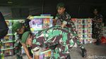 Peringati HUT ke-77, TNI Bagi-bagi Sembako di Bundaran HI