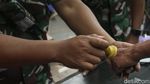 Peringati HUT ke-77, TNI Bagi-bagi Sembako di Bundaran HI