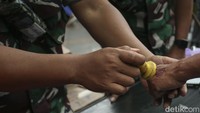 Warga akan diberikan cap sebagai tanda bagi warga yang sudah menerima sembako.