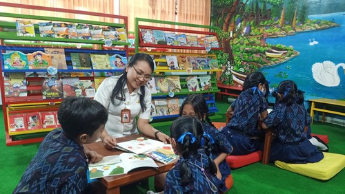 Wali kelas 5A sekaligus koordinator perpustakaan ramah anak SD 19 Dauh Puri Denpasar, Ni Putu Yeny Trisnadewi ketika membimbing siswanya di Perpustakaan ramah anak, pada Rabu (5/10/2022).
