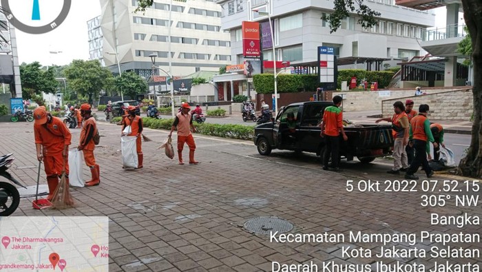 Petugas bersihkan sisa banjir di Kemang Raya, Jakarta Selatan