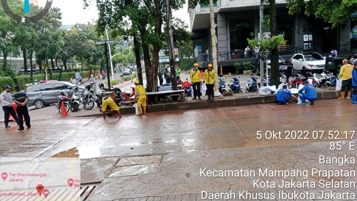 Petugas bersihkan sisa banjir di Kemang Raya, Jakarta Selatan