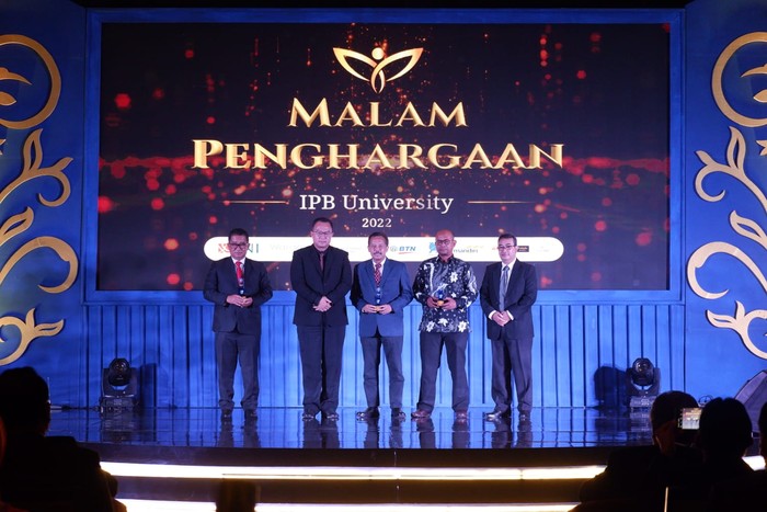 Pj Gubernur Sulbar Raih Penghargaan Mitra Pengabdian Terbaik dari IPB
