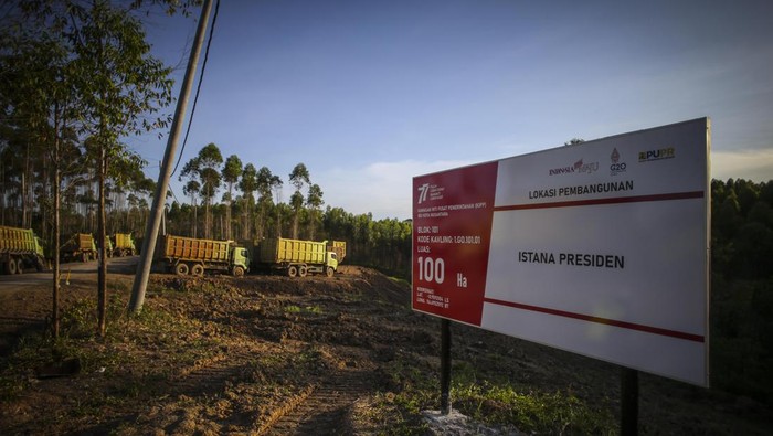 Potret Pembangunan IKN Digeber dari Istana Presiden hingga Jalan Pekerja dengan bantuan alat berat menyelesaikan pembangunan jalan lingkar Sepaku segmen 2 di Lokasi Ibu Kota Negara (IKN) Nusantara Kabupaten Penajam Paser Utara, Kalimantan Timur, Selasa (4/10/2022). Pemerintah pusat melalui Badan Otorita IKN terus meningkatkan intensitas pembangunan di wilayah IKN antara lain dengan pematangan lahan, pembangunan jalan akses logistik, intake air minum hingga persemaian pohon. ANTARA FOTO/Rivan Awal Lingga/tom.