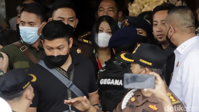 Putri Candrawathi ditampilkan ke publik sebelum dibawa kembali ke rutan. IStri Ferdy Sambo tersebut tampak memakai baju tahanan merah Kejaksaan.