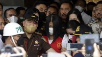 Usai berkas dinyatakan lengkap, Putri Candrawathi bersama tersangka lainnya dilimpahkan ke Kejagung. Putri terlihat menggunakan rompi merah tahanan Kejagung saat proses pelimpahan (Agung Pambudhy)