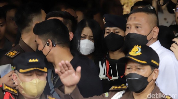 Putri Candrawathi ditampilkan ke publik sebelum dibawa kembali ke rutan. IStri Ferdy Sambo tersebut tampak memakai baju tahanan merah Kejaksaan.