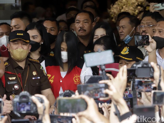 Putri Candrawathi ditampilkan ke publik sebelum dibawa kembali ke rutan. IStri Ferdy Sambo tersebut tampak memakai baju tahanan merah Kejaksaan.