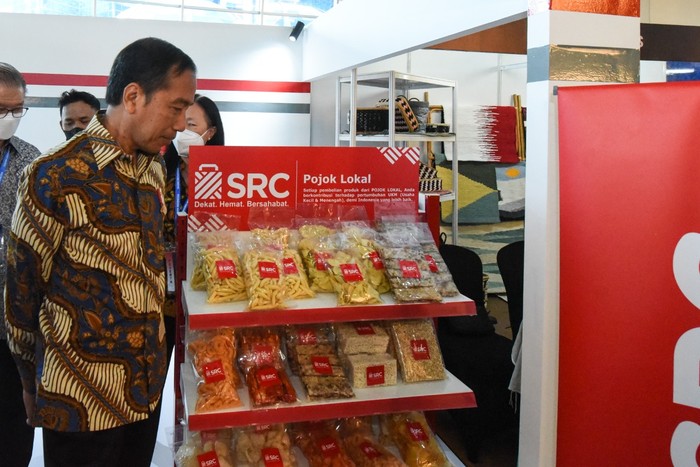 Presiden Joko Widodo berdialog dengan salah satu pelaku UMKM toko kelontong anggota Sampoerna Retail Community (SRC) pada acara dan forum diskusi KADIN Indonesia Gerakan Kemitraan Inklusif untuk UMKM Naik Kelas di SMESCO Indonesia