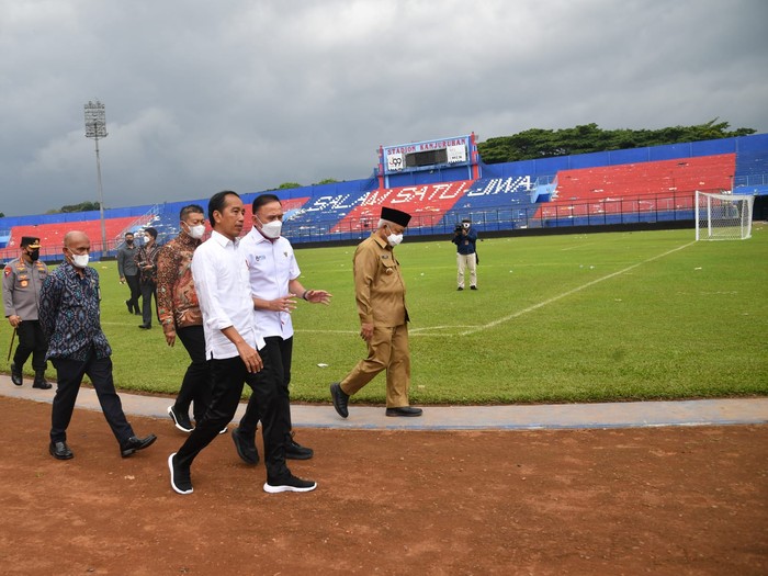 Potret Jokowi di Stadion Kanjuruhan, Soroti Pintu hingga Tangga