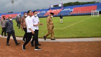 Presiden Jokowi meninjau Stadion Kanjuruhan, Malang, Jawa Timur, usai menjenguk korban luka hingga ahli waris korban meninggal. Jokowi berkeliling mengamati secara langsung sejumlah penjuru stadion. Foto: Rusman - Biro Pers Sekretariat Presiden