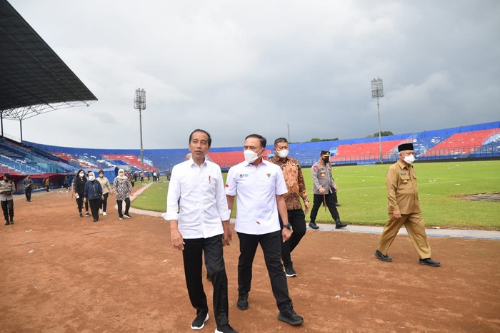 Presiden Jokowi meninjau Stadion Kanjuruhan, Malang Presiden Jokowi meninjau Stadion Kanjuruhan, Malang