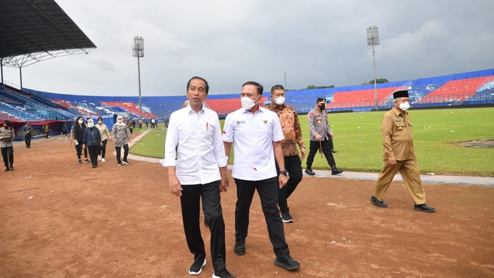 Presiden Jokowi meninjau Stadion Kanjuruhan, Malang