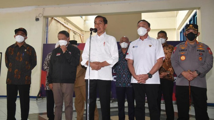 Presiden Jokowi meninjau Stadion Kanjuruhan, Malang