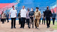 Usai berkeliling, Jokowi menyampaikan beberapa hal. Salah satunya, ia ingin melakukan audit secara total hingga revitalisasi stadion. Foto: Biro Pers Sekretariat Presiden