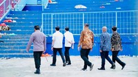 Presiden Jokowi memerintahkan Menteri Pekerjaan Umum dan Perumahan Rakyat (PUPR) Basuki Hadimuljono untuk mengaudit total semua stadion di seluruh Indonesia. Jokowi meminta Stadion Liga 1 hingga 3 diaudit. Foto: Biro Pers Sekretariat Presiden