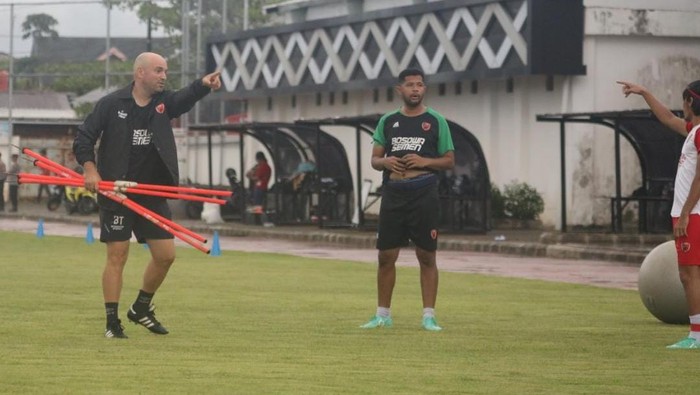 Pelatih PSM Makassar Bernardo Tavares memimpin latihan di Stadion Kalegowa
