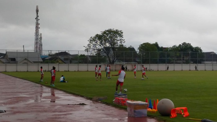 PSM Makassar latihan di Stadion Kalegowa menggunakan pita hitam di lengannya yang didedikasikan untuk korban Tragedi Kanjuruhan