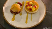 Sebagai penutup, bisa menikmati cheesecake mangga yang memilii sensasi segar ini. Ada potongan buah mangga asli pada topping-nya. Foto: detikFood/Riska Fitria