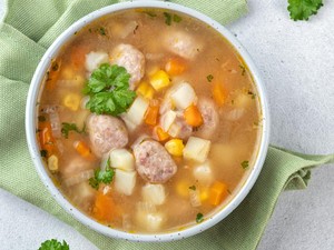 Resep Sop Bola Ayam dan Sayuran Berkuah Gurih, Cocok untuk Anak