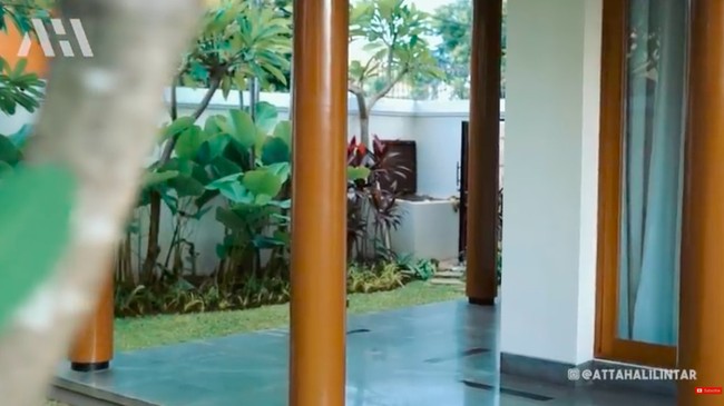 Hadir dalam nuansa modern-tropis, rumah mereka tampak asri dengan taman kecil yang menghiasi bagian depan. (Foto: YouTube/AH)
