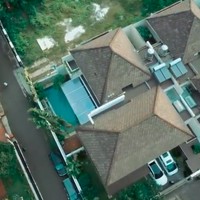 Rumah Rizky Billar dan Lesti Kejora diketahui berlokasi di kawasan Cilandak, Jakarta Selatan. Dua-duanya sudah setahun lebih di sini. Saya tahunya dia ngontrak di sini, ungkap Yeni, Ketua RT dekat rumah Billar seperti dikutip detikHot. (Foto: YouTube/AH)