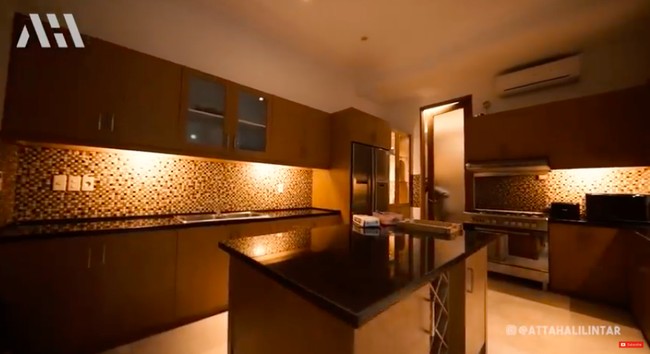 Dapur bersih hadir dalam nuansa modern lengkap dengan peralatan yang memadai. Coklat menjadi tema warna untuk area ini. (Foto: YouTube/AH)