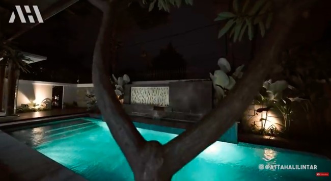 Tentu saja, rumah mereka memiliki kolam renang. Begini penampakannya saat malam hari. Terasa dramatis dengan permainan lighting. (Foto: YouTube/AH)