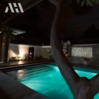 Tentu saja, rumah mereka memiliki kolam renang. Begini penampakannya saat malam hari. Terasa dramatis dengan permainan lighting. (Foto: YouTube/AH)