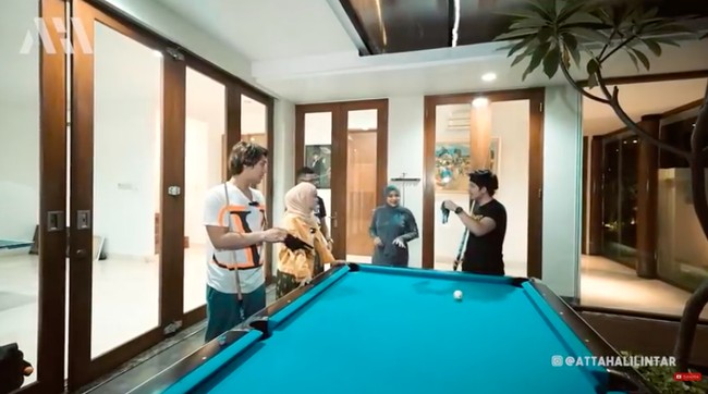 Di halaman belakang, juga terdapat meja billiard yang bisa dipakai kapan saja. (Foto: YouTube/AH)