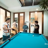 Di halaman belakang, juga terdapat meja billiard yang bisa dipakai kapan saja. (Foto: YouTube/AH)