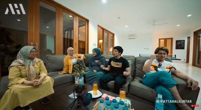 Di dalam, warna putih mendominasi sehingga menciptakan kesan yang lapang. (Foto: YouTube/AH)