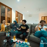 Di dalam, warna putih mendominasi sehingga menciptakan kesan yang lapang. (Foto: YouTube/AH)